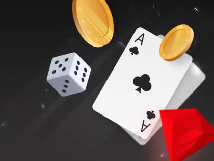 Bodegón de dos dados blancos, dos cartas de póker y monedas doradas sobre fondo oscuro.
