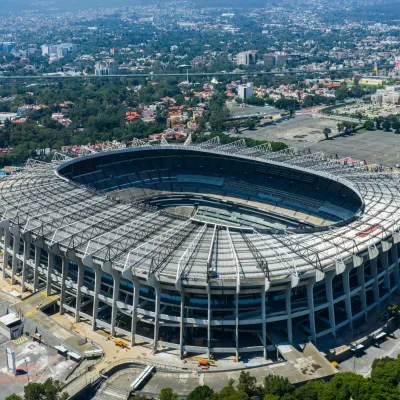 Vista aérea del Estadio Azteca de la Ciudad de México rodeado por la mancha urbana.